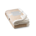 HEIDEN. Manta polar reversible (190 g/m²) con cinta de raso y tarjeta personalizada